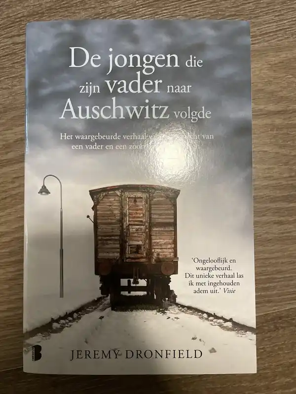 De jongen die zijn vader naar Auschwitz volgde het waargebeurde verhaal van het gevecht van een vader en een zoon om te overleven - Jeremy Dronfield Snelle Levering